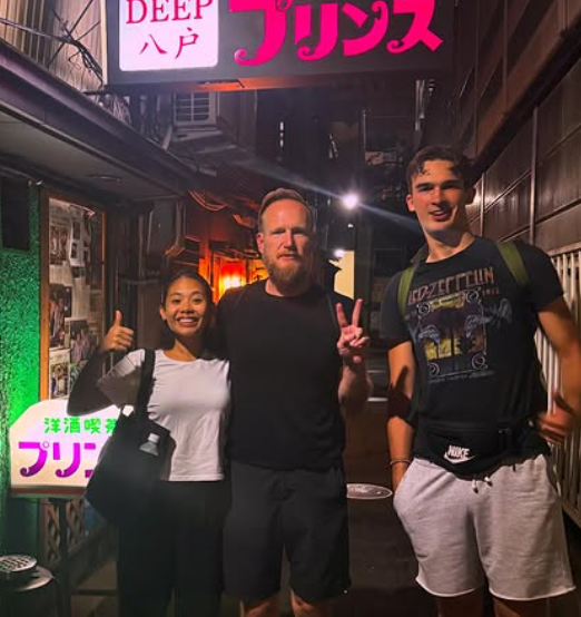 洋酒喫茶プリンスの看板の前で記念撮影