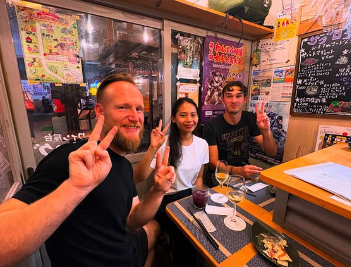 八戸の店内でほかのゲストと乾杯するブライアンとジェシー