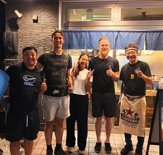 八戸の店の方々とブライアン・ジェシーたちの集合写真