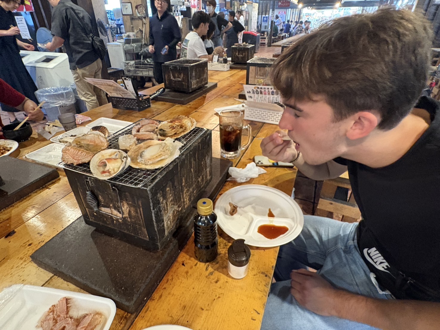 鉄道パスで八戸へ — スウェーデンの大学生マルカスと、八食センター七輪村の夜