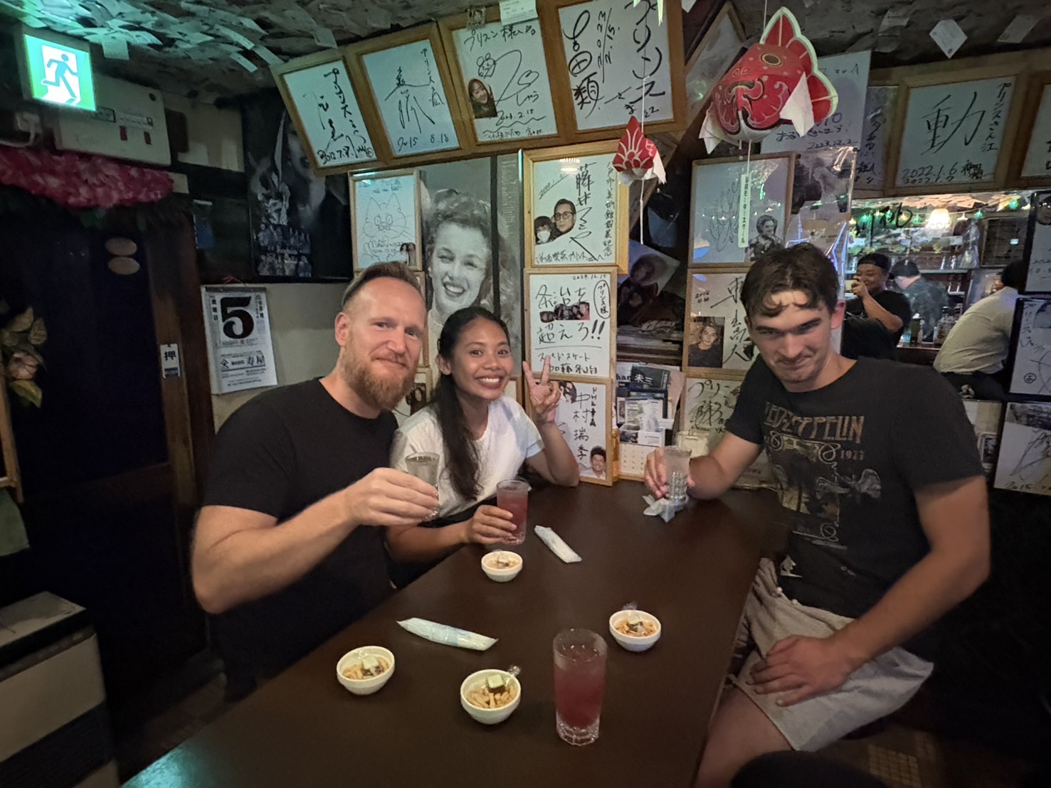 八戸の横丁の店内で、同じ時期に滞在していたゲストと乾杯するマルカス